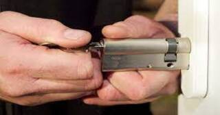 Замена личинки замка в Долгопрудном в октябре